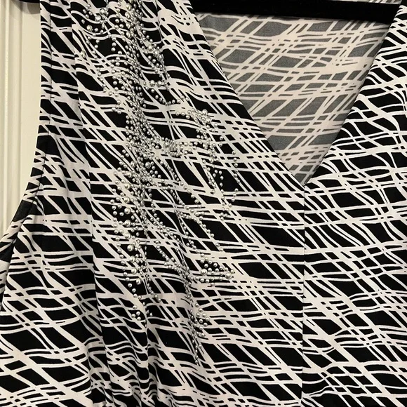 Sleeveless Black and White Dress Size 18/20 - Picture 4 of 8